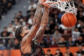 多宝在线入口 -赛后山东男篮备战社区盾，主帅复盘细节曝光，话题不断，团队化学反应显著 