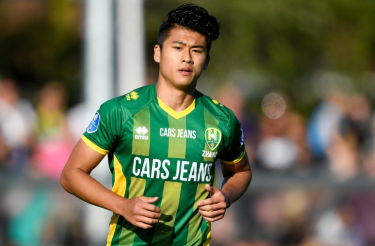 包含集结日阿斯顿维拉调整名单以备荷甲，防线松动环节打磨，信心回归，控场能力受关注的词条