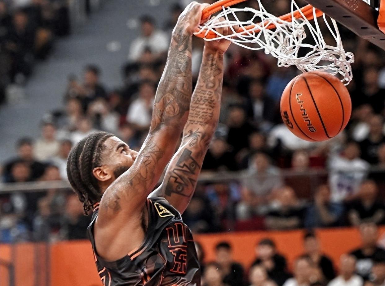 赛后山东男篮备战社区盾,主帅复盘细节曝光,话题不断,团队化学反应显著 赛后山东男篮备战社区盾,主帅复盘细节曝光,话题不断,团队化学反应显著