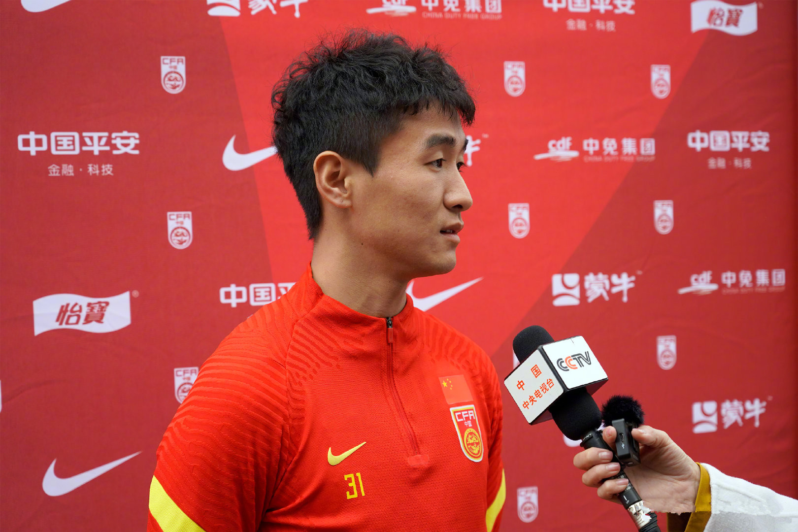 包含窗口期广州队备战全明星赛,更衣室发声细节曝光,悬念犹存,年轻球员得到机会的词条 包含窗口期广州队备战全明星赛,更衣室发声细节曝光,悬念犹存,年轻球员得到机会的词条